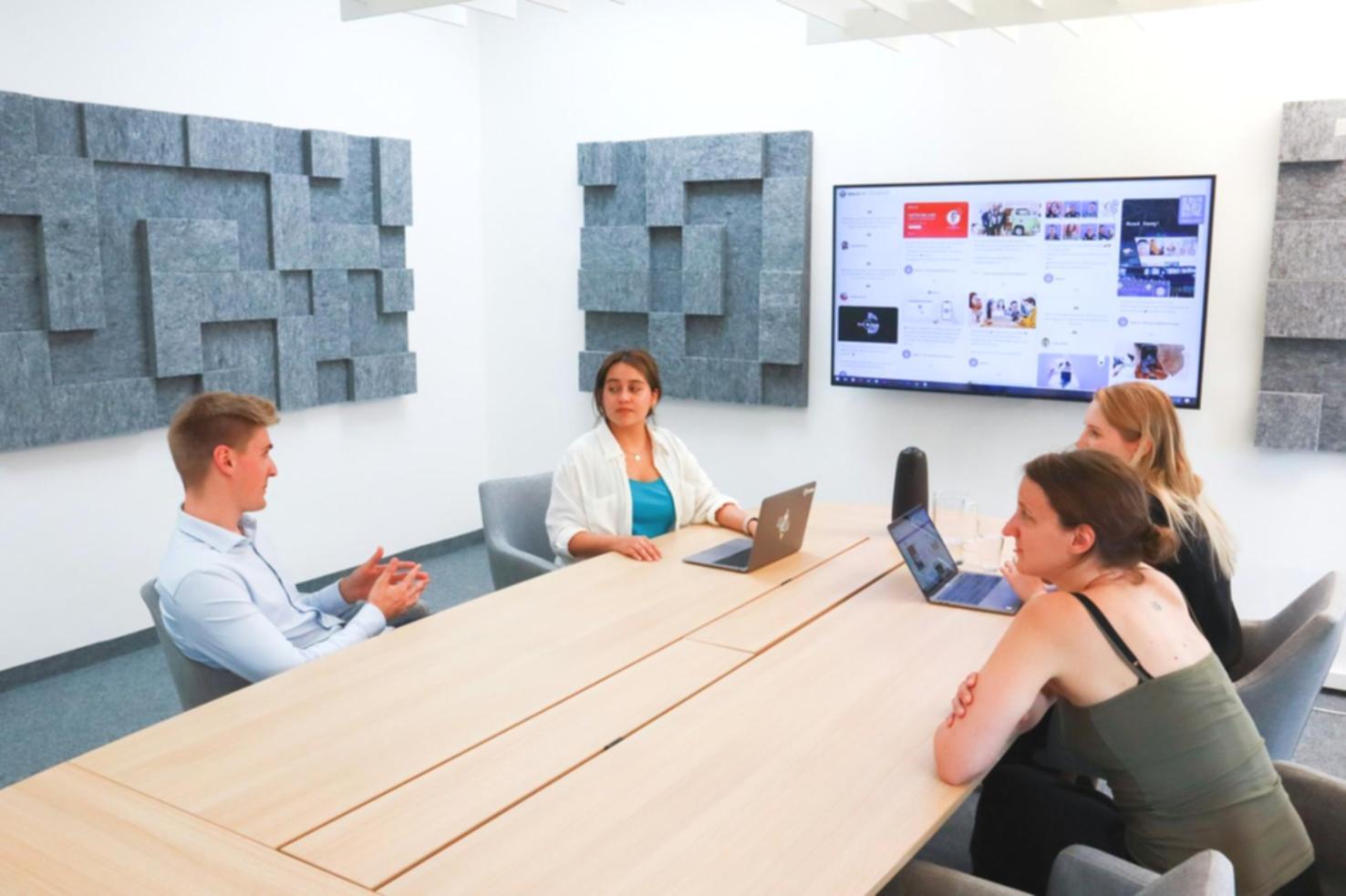 Participant travaillant sur une analyse de valorisation d'entreprise
