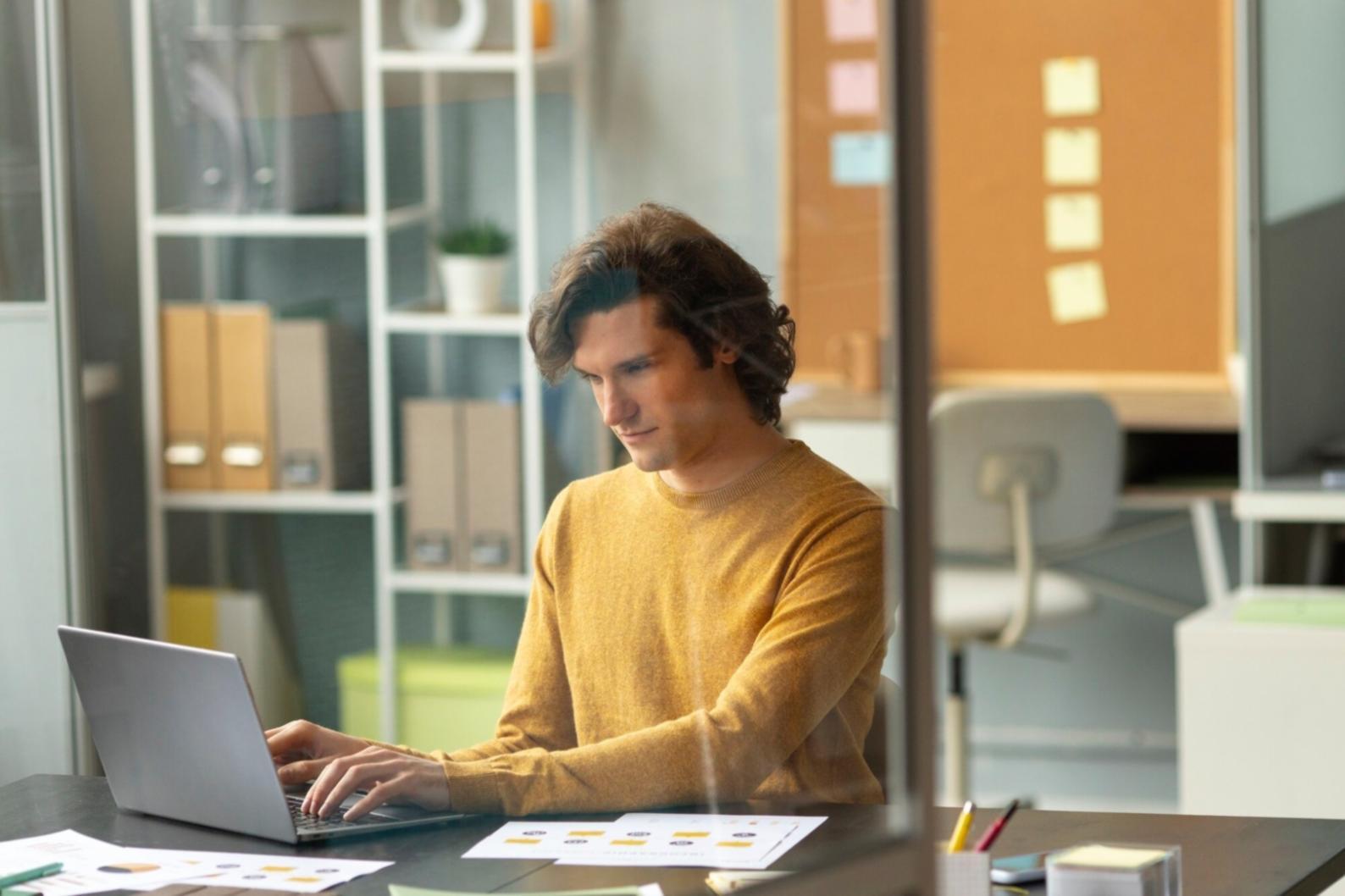 Espace de travail collaboratif montrant l'approche professionnelle de drelythionq